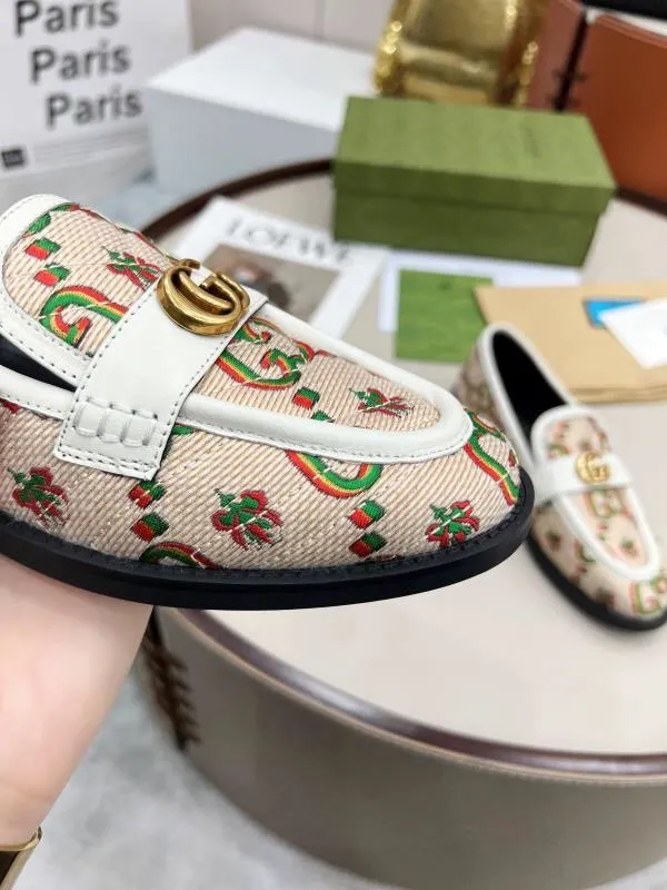 👟👟Ex-factory price 440👟👟 2022 new G family classic design loafers, made of V-shaped quilted effect leather, double G monogram evolved from Gucci, calf leather, mixed sheepskin lining, heel height 1.5 cm, original molded wear-resistant Tpu outsole. Code number 35-42,
